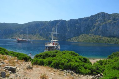 Akşamları denizde yelkenli gezisi güzel büyük dağların ardından arka plan, lüks yaz macerası, Akdeniz 'de aktif tatil, Türkiye