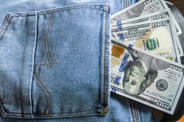 ABD doları cebinde görünür. 100 dolar faturaları kot kot cepli dışarı yapışıyor.