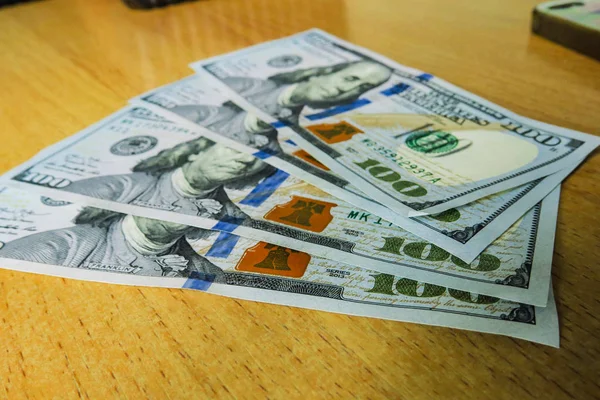 Geld aus Stapeln von 100-Dollar-Scheinen. Dollar-Stapel als Hintergrund. Cooler Hintergrund aus Cash Stacks. Dollarberge als Hintergrund. — Stockfoto