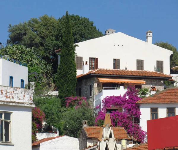Färgglada Mediterrannean gata i Marmaris stad, vita hus i Marmaris — Stockfoto