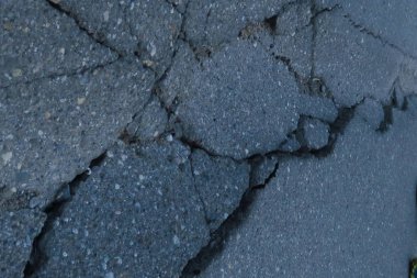 Eski çatlak asfalt yüzey. Arka plan