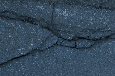 Eski çatlak asfalt yüzeyi. Arkaplan veya doku.