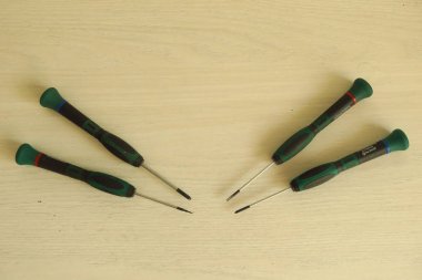 ahşap masa üzerinde izole birkaç farklı tornavida ile alet çantası,