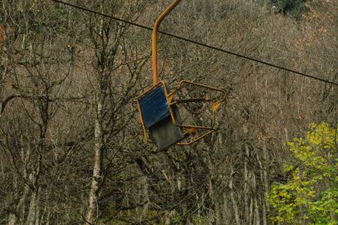 Kafkasya Dağları 'ndaki teleferik. Ormanda çalışan eski bir asansör..