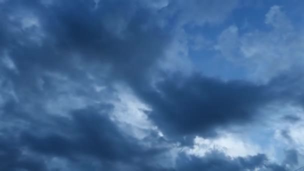 Létání přes krásné husté nadýchané mraky. Úžasný okamžik, kdy se na jasně modré obloze pohybují měkké bílé mraky za jasného denního světla. Bouřlivé mraky plné HD — Stock video