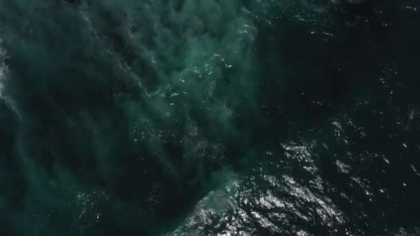 Vue aérienne de haut en bas des vagues géantes de l'océan qui s'écrasent et moussent. Kamchatka, océan Pacifique. Vidéo 4k
