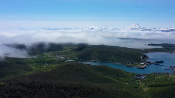 Vzdušná hyperpropast mraků, které se formují a pohybují nad pobřežím Avacha Bay, Petropavlovsk-Kamčatského, poloostrova Kamčatka. Časné léto — Stock video