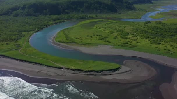 Bovenaanzicht vanuit de lucht 4k beelden door drone van oceaan blauwe golven breken op hoge klif van een rotsachtige berg. Gevaarlijke zee golven op een strand. — Stockvideo