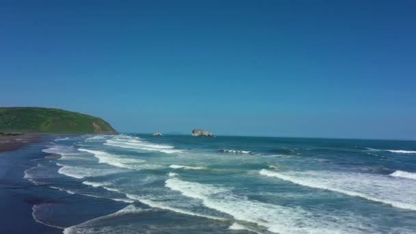 Superficie de olas de agua azul, hermoso fondo con espacio de copia. Agua potable fresca, video colorido. Problemas ambientales, falta de agua potable, cambio climático, sequía, calentamiento global. Solitario. — Vídeos de Stock