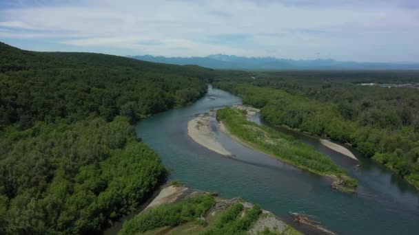 Nehir, yeşil vadi, kayalar ve dağların havadan 4k görüntüsü. Kamçatka Yarımadası. İnanılmaz vahşi doğa. Yaz manzarası — Stok video
