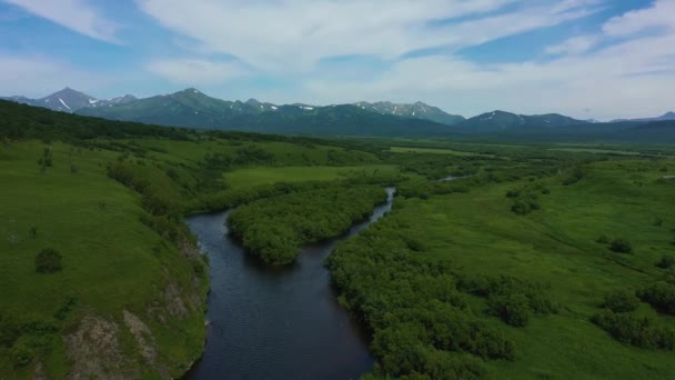 Повітряне відео з річки, зеленої долини, каменів і гір. Камчатський півострів. Дивовижна дика природа. Літній краєвид — стокове відео
