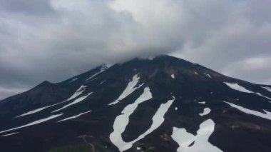 Bulutlar ve volkanla HD kalitesinde hızlandırılmış video. Kamçatka Yarımadası. Kamçatka 'nın Doğa Parkı Volkanları
