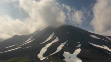 HD kalitesindeki dramatik hiperlapse videosu volkanın üzerindeki bulutları mırıldanıyor. Kamçatka Yarımadası. Kamçatka 'nın Doğa Parkı Volkanları