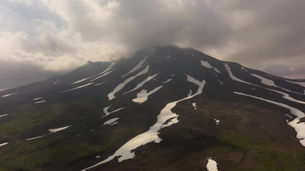 Драматическое гиперлапс видео в HD качестве мычания облаков над вулканом. Камчатский полуостров. Вулканы Камчатки — стоковое видео