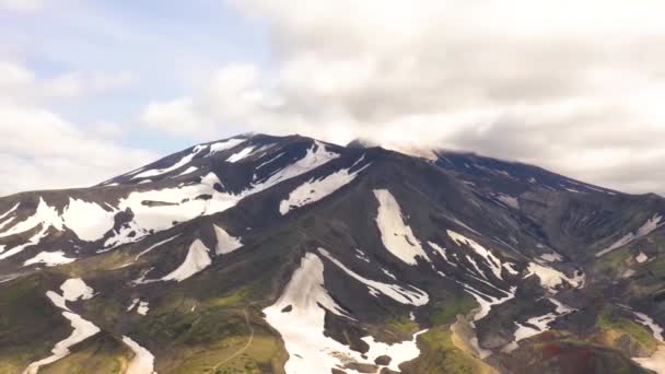 Dramático Hiperlapso de vídeo en calidad HD de nubes en movimiento por encima del volcán. Península de Kamchatka. Parque natural Volcanes de Kamchatka — Vídeo de stock