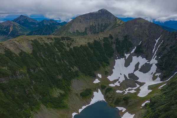 Montanhas vale em Kamchatka Rússia vista paisagem. O vale dos lagos azuis — Fotografia de Stock