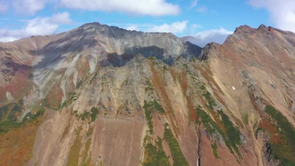 Vol par drone au-dessus d'une montagne d'automne avec des sommets, des prairies et des forêts colorées, péninsule du Kamchatka, séquences 4k — Video