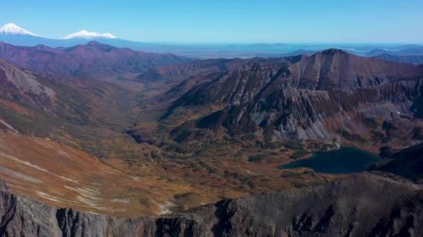 Гірський ландшафт півострова Камчатка. Повітряні кадри 4k відео. Осінні гори. — стокове відео