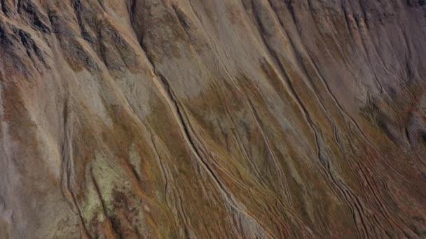 Kamçatka Yarımadası 'nın dağ manzarası. Hava görüntüsü 4K. Sonbahar dağları. — Stok video