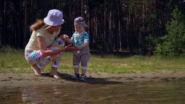 Mom Her Little Son Play Water Shore Forest Lake Summer — Stock Video