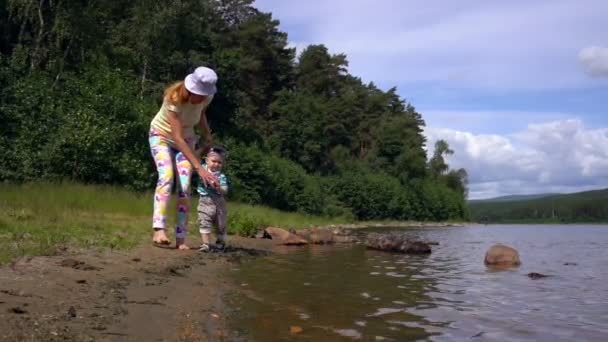 Mamá Hijo Pequeño Caminan Largo Orilla Lago Forestal Día Soleado — Vídeos de Stock