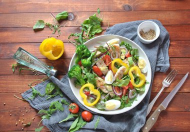 Avokado ve kiraz domates, roka ve pancar tavuk salatası bırakır. Ahşap arka plan üzerinde tavuk ve sebze ile sağlıklı öğle yemeği kase. Sağlıklı gıda kavramı