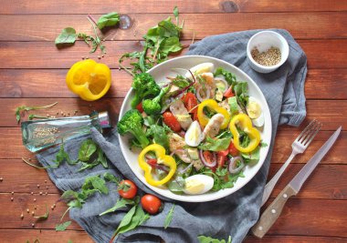 Avokado ve kiraz domates, roka ve pancar tavuk salatası bırakır. Ahşap arka plan üzerinde tavuk ve sebze ile sağlıklı öğle yemeği kase. Sağlıklı gıda kavramı