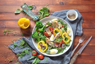 Avokado ve kiraz domates, roka ve pancar tavuk salatası bırakır. Ahşap arka plan üzerinde tavuk ve sebze ile sağlıklı öğle yemeği kase. Sağlıklı gıda kavramı