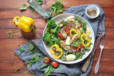 Avokado ve kiraz domates, roka ve pancar tavuk salatası bırakır. Ahşap arka plan üzerinde tavuk ve sebze ile sağlıklı öğle yemeği kase. Sağlıklı gıda kavramı