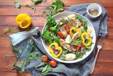 Avokado ve kiraz domates, roka ve pancar tavuk salatası bırakır. Ahşap arka plan üzerinde tavuk ve sebze ile sağlıklı öğle yemeği kase. Sağlıklı gıda kavramı