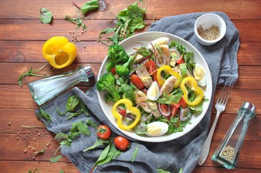 Avokado ve kiraz domates, roka ve pancar tavuk salatası bırakır. Ahşap arka plan üzerinde tavuk ve sebze ile sağlıklı öğle yemeği kase. Sağlıklı gıda kavramı