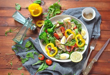 Avokado ve kiraz domates, roka ve pancar tavuk salatası bırakır. Ahşap arka plan üzerinde tavuk ve sebze ile sağlıklı öğle yemeği kase. Sağlıklı gıda kavramı