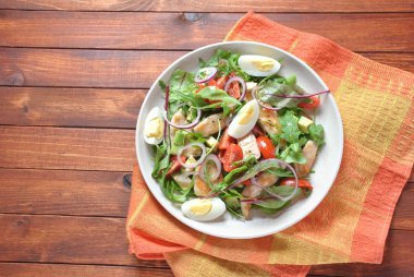 Avokado ve kiraz domates, roka ve pancar tavuk salatası bırakır. Ahşap arka plan üzerinde tavuk ve sebze ile sağlıklı öğle yemeği kase. Sağlıklı gıda kavramı