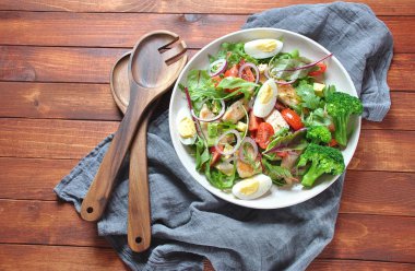 Avokado ve kiraz domates, roka ve pancar tavuk salatası bırakır. Ahşap arka plan üzerinde tavuk ve sebze ile sağlıklı öğle yemeği kase. Sağlıklı gıda kavramı