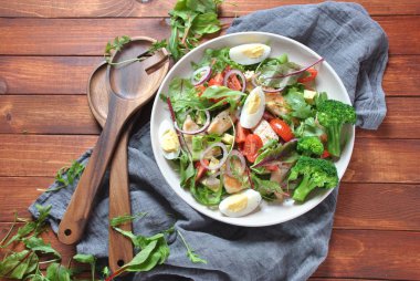 Avokado ve kiraz domates, roka ve pancar tavuk salatası bırakır. Ahşap arka plan üzerinde tavuk ve sebze ile sağlıklı öğle yemeği kase. Sağlıklı gıda kavramı