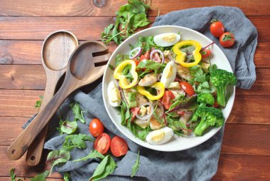 Avokado ve kiraz domates, roka ve pancar tavuk salatası bırakır. Ahşap arka plan üzerinde tavuk ve sebze ile sağlıklı öğle yemeği kase. Sağlıklı gıda kavramı