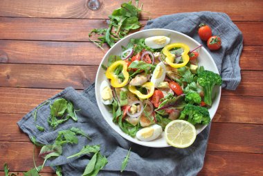 Avokado ve kiraz domates, roka ve pancar tavuk salatası bırakır. Ahşap arka plan üzerinde tavuk ve sebze ile sağlıklı öğle yemeği kase. Sağlıklı gıda kavramı