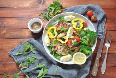 Avokado ve kiraz domates, roka ve pancar tavuk salatası bırakır. Ahşap arka plan üzerinde tavuk ve sebze ile sağlıklı öğle yemeği kase. Sağlıklı gıda kavramı