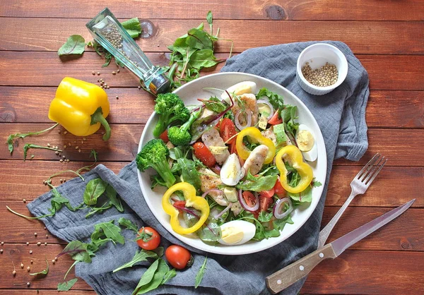 Avokado ve kiraz domates, roka ve pancar tavuk salatası bırakır. Ahşap arka plan üzerinde tavuk ve sebze ile sağlıklı öğle yemeği kase. Sağlıklı gıda kavramı