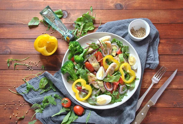 Avokado ve kiraz domates, roka ve pancar tavuk salatası bırakır. Ahşap arka plan üzerinde tavuk ve sebze ile sağlıklı öğle yemeği kase. Sağlıklı gıda kavramı