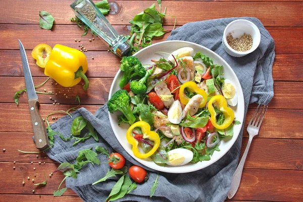 Avokado ve kiraz domates, roka ve pancar tavuk salatası bırakır. Ahşap arka plan üzerinde tavuk ve sebze ile sağlıklı öğle yemeği kase. Sağlıklı gıda kavramı