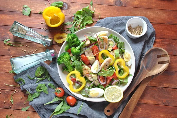 Avokado ve kiraz domates, roka ve pancar tavuk salatası bırakır. Ahşap arka plan üzerinde tavuk ve sebze ile sağlıklı öğle yemeği kase. Sağlıklı gıda kavramı