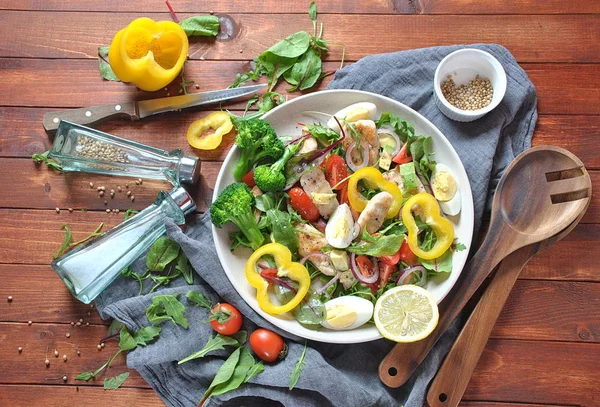 Salada Frango Com Abacate Tomate Cereja Arugula Folhas Beterraba Tigela — Fotografia de Stock