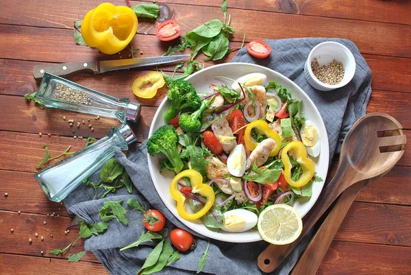 Avokado ve kiraz domates, roka ve pancar tavuk salatası bırakır. Ahşap arka plan üzerinde tavuk ve sebze ile sağlıklı öğle yemeği kase. Sağlıklı gıda kavramı