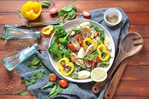 Avokado ve kiraz domates, roka ve pancar tavuk salatası bırakır. Ahşap arka plan üzerinde tavuk ve sebze ile sağlıklı öğle yemeği kase. Sağlıklı gıda kavramı