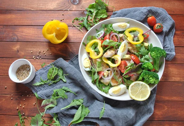 Avokado ve kiraz domates, roka ve pancar tavuk salatası bırakır. Ahşap arka plan üzerinde tavuk ve sebze ile sağlıklı öğle yemeği kase. Sağlıklı gıda kavramı