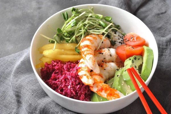 Taze deniz ürünleri yemek tarifi. Karides kase pirinç, kırmızı lahana, avokado, sarı tatlı biber ile poke. Gıda kavramı poke kase gri arka plan üzerinde 