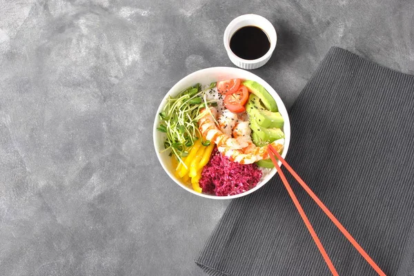 Taze deniz ürünleri yemek tarifi. Karides kase pirinç, kırmızı lahana, avokado, sarı tatlı biber ile poke. Gıda kavramı poke kase gri arka plan üzerinde 