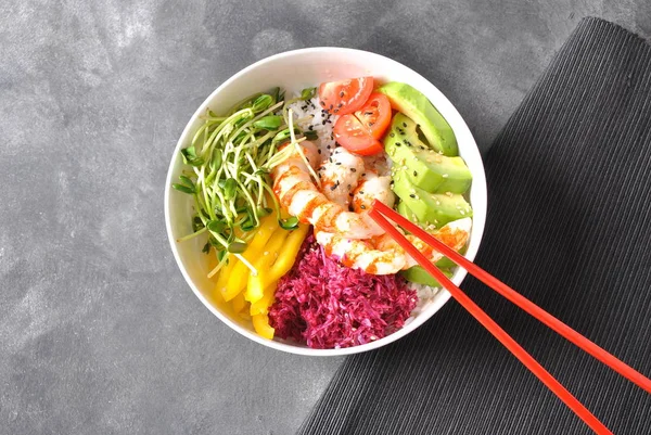 Taze deniz ürünleri yemek tarifi. Karides kase pirinç, kırmızı lahana, avokado, sarı tatlı biber ile poke. Gıda kavramı poke kase gri arka plan üzerinde 