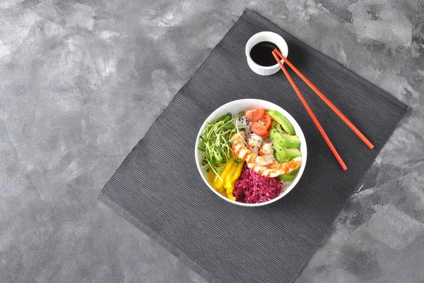 Taze deniz ürünleri yemek tarifi. Karides kase pirinç, kırmızı lahana, avokado, sarı tatlı biber ile poke. Gıda kavramı poke kase gri arka plan üzerinde 